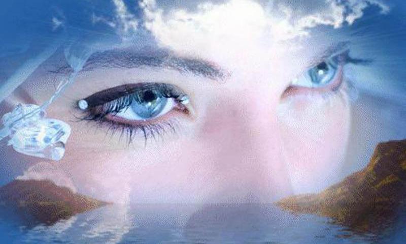 Collage de una mujer con cielo de fondo
